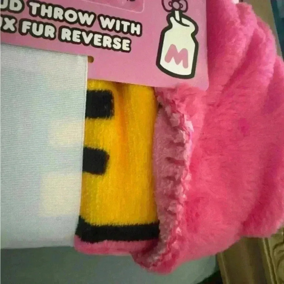 🚫SOLD🚫 Hello Kitty Faux Fur Throw - Picture 8 of 8